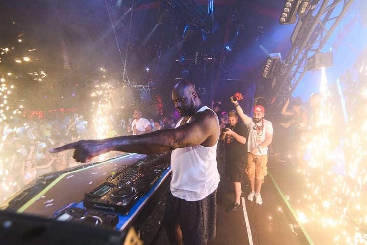 Foto von Shaquille O’Neal als DJ Diesel beim Pow Wow Festival am Strand von Zrće.