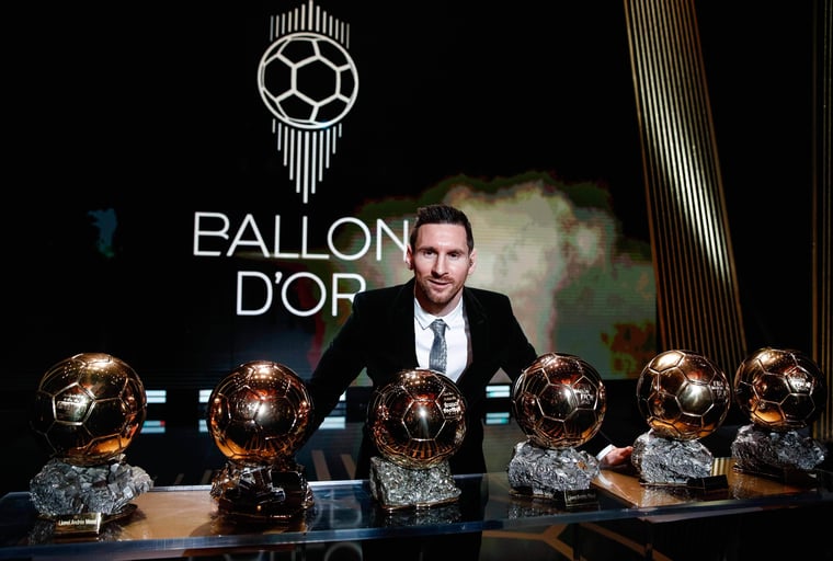 Lionel Messi posiert mit seinen sechs Ballon d Or Trophäen im Theatre du Chatelet in Paris