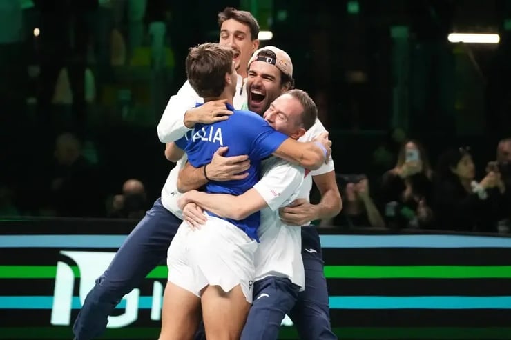 italy-tennis-team-celebration-hug-victory