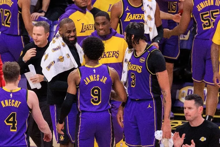 lakers-basketball-players-huddle-court