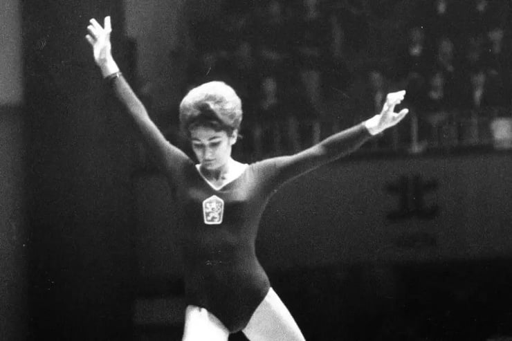 larissa-latynina-tokyo-1964-balance-beam