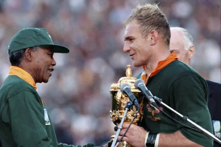 nelson-mandela-congratulates-francois-pienaar-rugb
