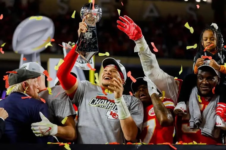 nfl-championship-celebration-trophy-confetti