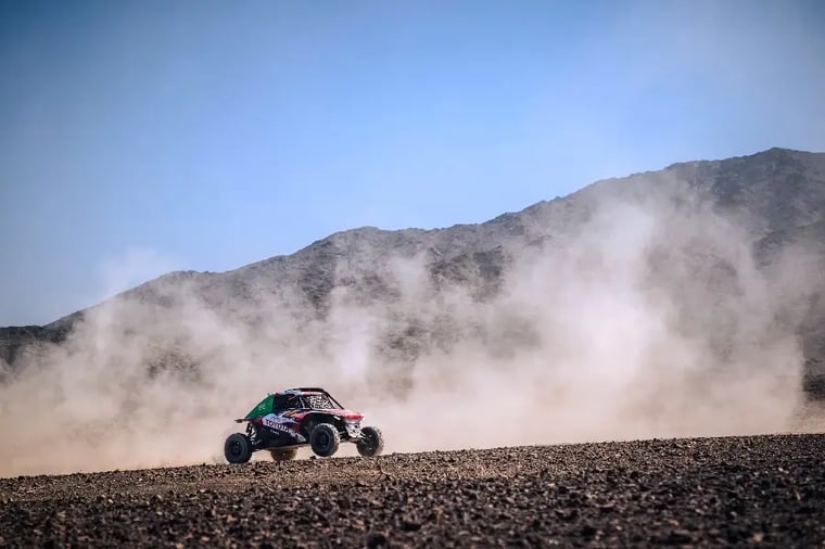 off-road-racing-car-desert-landscape