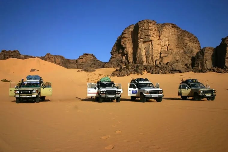 offroad-vehicles-sahara-desert-rocky-landscape