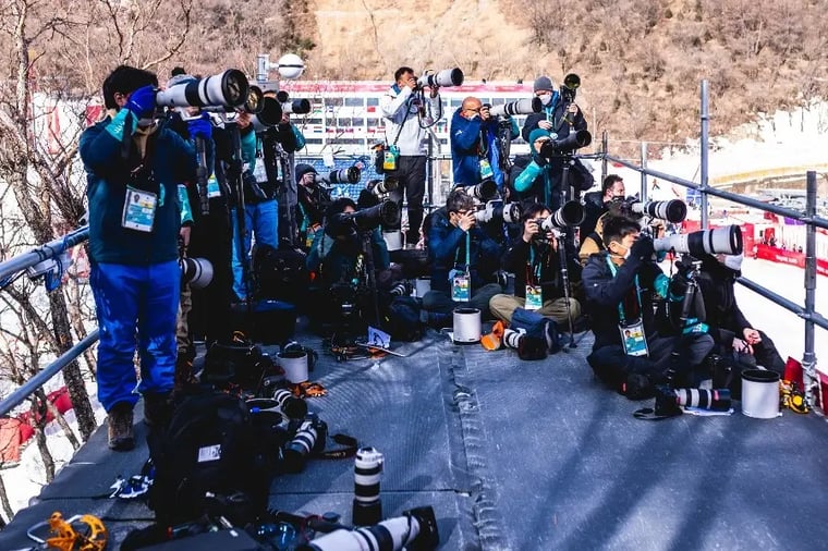 photographers-with-cameras-at-sports-event