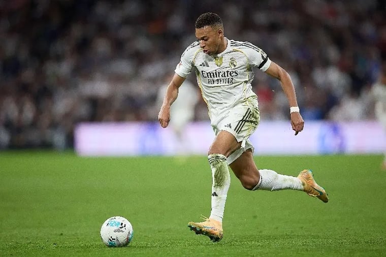 real-madrid-player-dribbling-soccer-ball