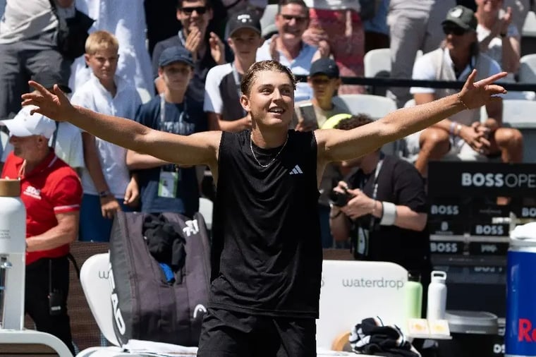 tennis-player-celebrating-crowd-cheering