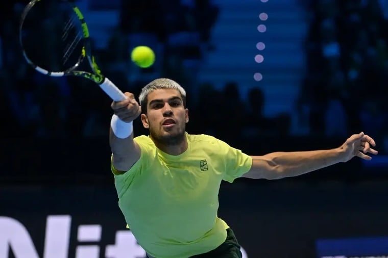 tennis-player-hitting-forehand-shot