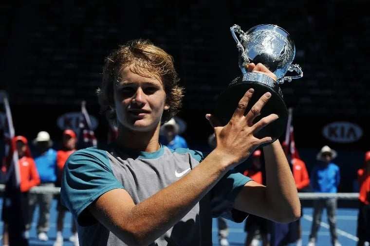 tennis-player-holding-trophy-victory
