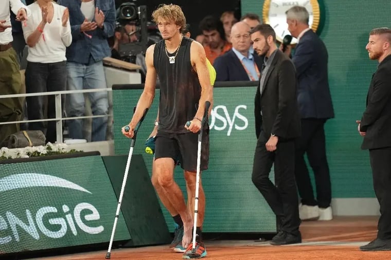 tennis-player-injured-on-crutches-court