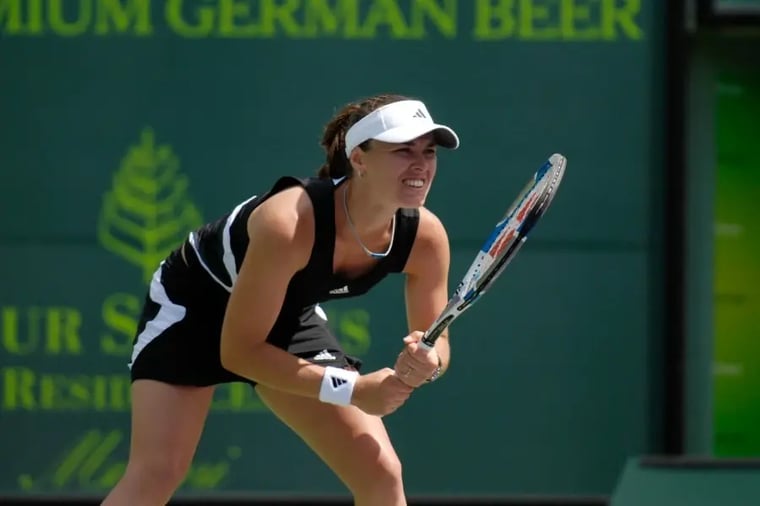 tennis-player-waiting-serve-action-shot