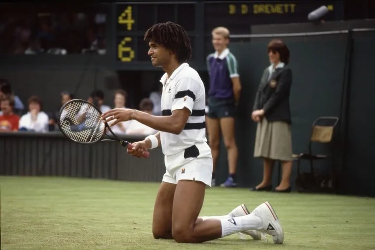 tennis-player-wimbledon-kneeling-court