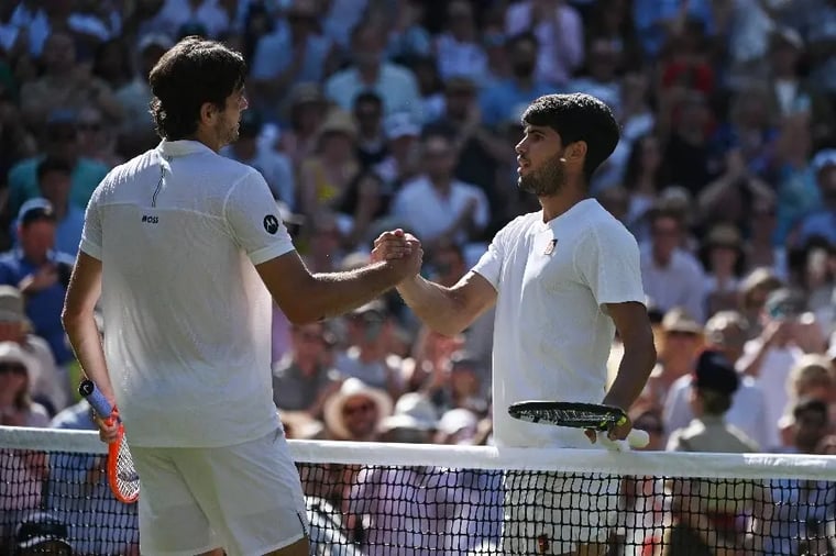 tennis-players-handshake-court-crowd (3)