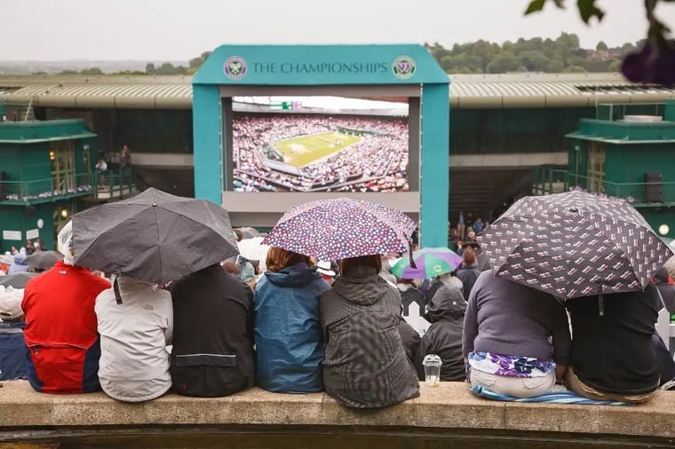 wimbledon-fans-watching-tennis-in-rain