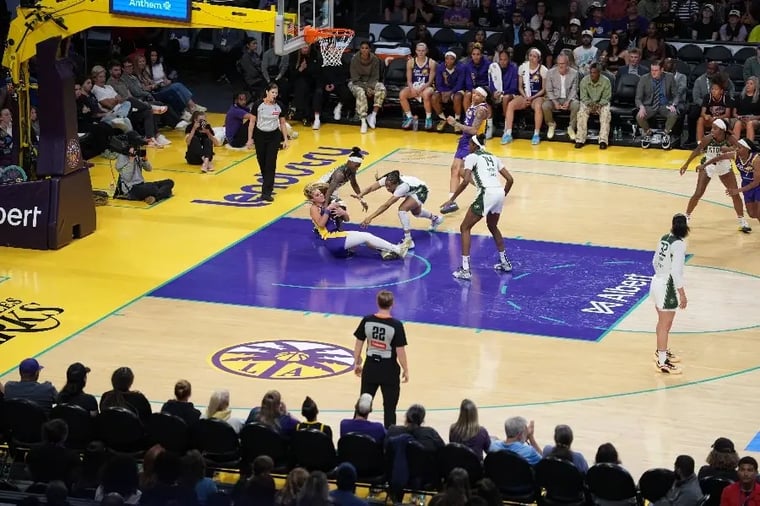 wnba-game-action-basketball-court-players