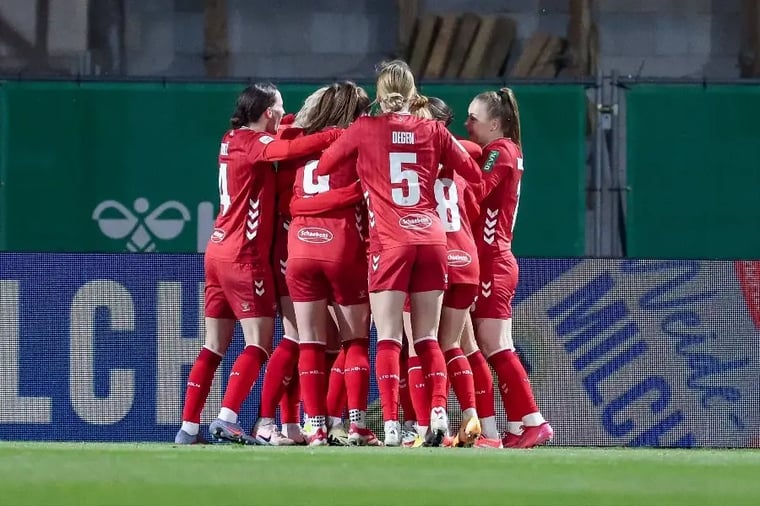 women-soccer-team-celebration-huddle
